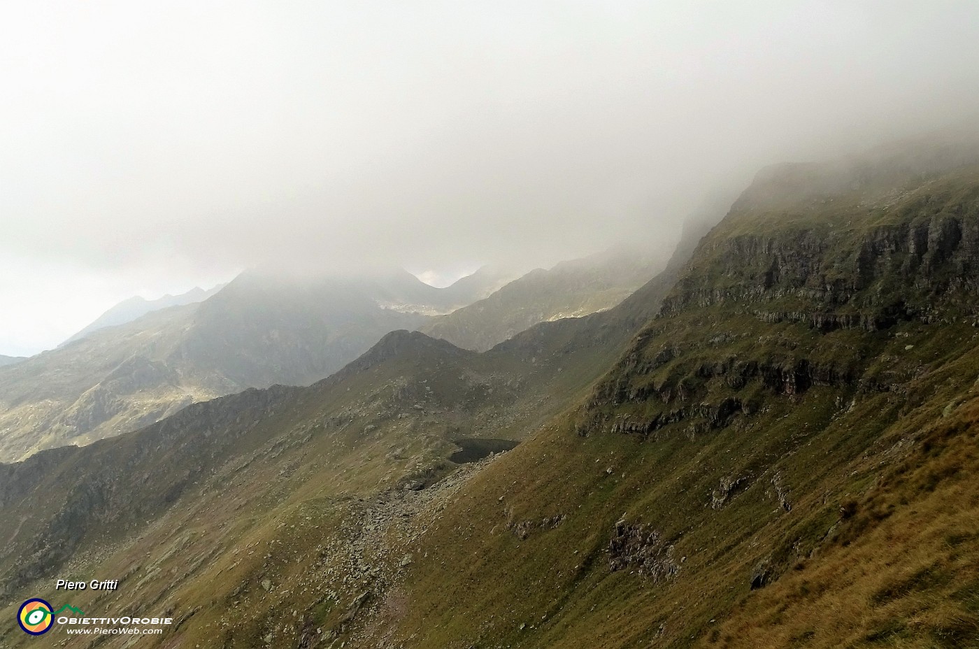 52 Vista sullo Stagno della Corna (2175 m).JPG